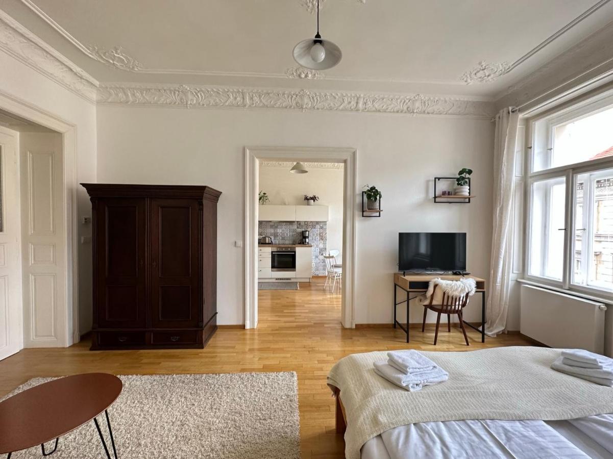 Apartment 3bdr Bohemian Style Flat With Balcony Prag